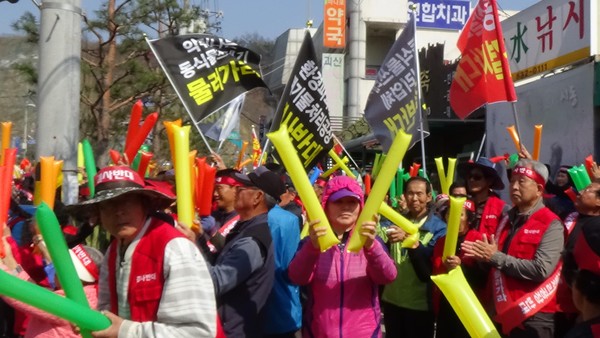 ▲ 3일 충북 괴산군 괴산읍에서 주민 등 800여명이 참여해 문광면 일대 동식물성 폐기물 처리공장 설립 반대 궐기대회를 진행했다.ⓒ반대추진위원회