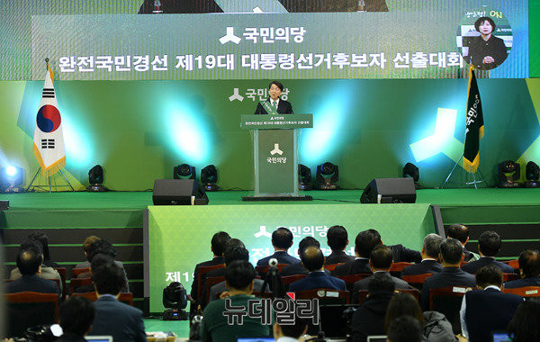 ▲ 국민의당 대선 후보로 선출된 안철수 후보가 4일 대전 한밭체육관에서 연설하고 있다. ⓒ대전=뉴데일리 정상윤 기자