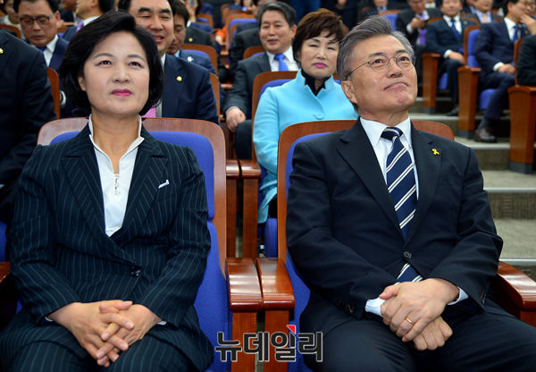 ▲ 4일 열린 민주당 긴급의원총회에 참석한 추미애 대표와 문재인 대선후보. ⓒ공준표 기자