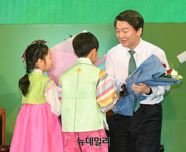 ▲ 우리 아이들이 자라날 미래가 전체주의 세력의 핵공갈에 의해 짓밟히지 않도록, 국민의당 대선 후보로 선출된 안철수 전 대표가 소속 당의 당론을 바로세워야 한다는 목소리가 높아지고 있다. ⓒ대전=뉴데일리 정상윤 기자