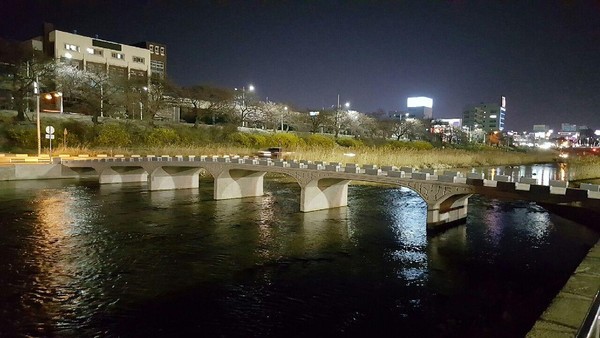 ▲ 충북 청주시가 무심천에 확장 개통한 세월교 야경.ⓒ청주시