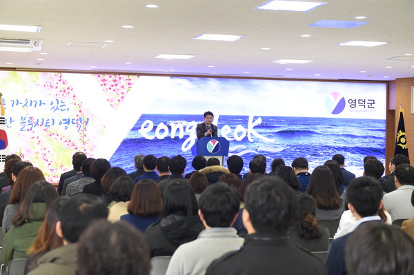 ▲ 이희진 영덕군수가 지난 3일 4월 정례조회에서 공직자들의 일하는 자세를 주문했다.ⓒ영덕군