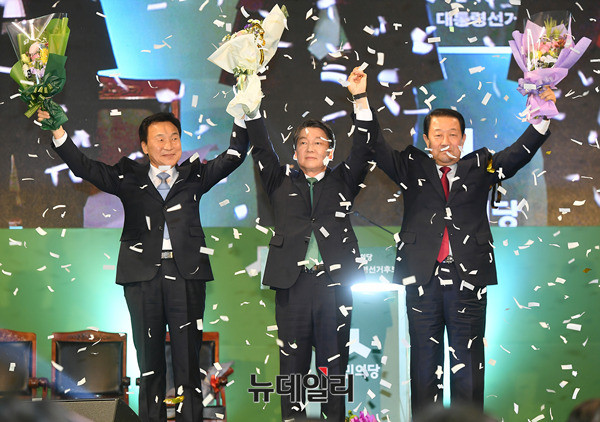 ▲ 국민의당 안철수 후보가 4일 대전 한밭체육관에서 열린 후보자선출대회에서 대선 후보로 선출된 뒤, 경선 상대였던 손학규 전 의장, 박주선 국회부의장과 함께 꽃비를 맞으며 당원과 지지자들의 환호에 답례하고 있다. ⓒ대전=뉴데일리 정상윤 기자