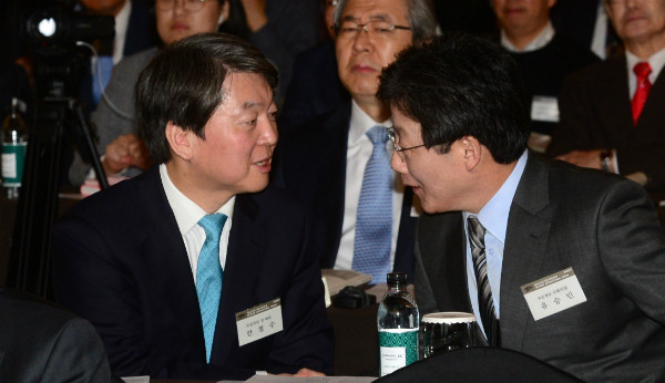▲ 국민의당 안철수 후보와 바른정당 유승민 후보가 지난달 13일 서울 여의도 국민일보 본사에서 열린 국제포럼에서 만나 대화를 나누고 있다. ⓒ뉴시스 사진DB