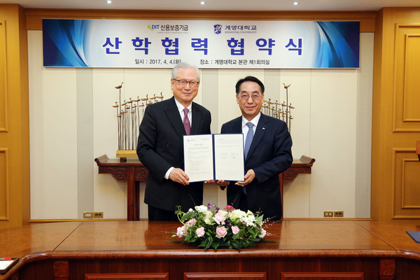 ▲ 계명대와 신용보증기금이 산학협력협약식을 가졌다.(좌측 신일희 계명대 총장, 우측 황록 신용보증기금 이사장).ⓒ계명대