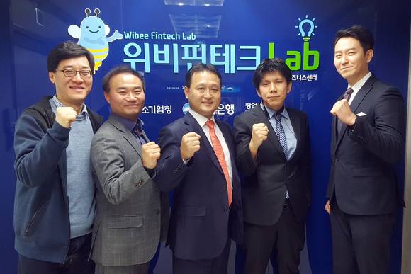 ▲ (왼쪽부터) 박영경 엘핀 대표이사·김태우 트라이월드홀딩스 대표이사·지영구 더코더 본부장·안상선 엠로보 대표이사·최진열 턴온 대표이사가 3일 서울 영등포 소재 위비핀테크랩에서 2기 입주기업으로 최종선발된 뒤 기념촬영을 하고 있다. ⓒ 우리은행