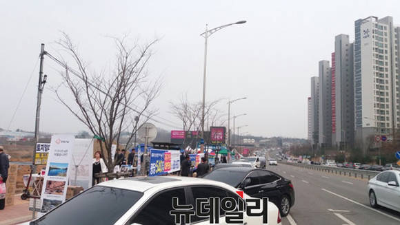 ▲ 평택고덕신도시 견본주택. 주변은 떴다방과 미분양 사업지 관계자들로 혼잡한 모습이 연출됐다.ⓒ뉴데일리