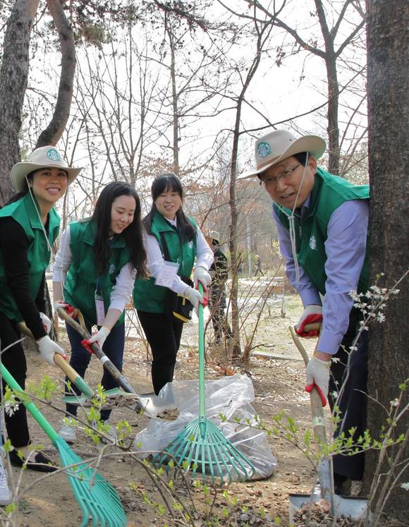 ▲ 스타벅스커피 코리아(대표 이석구, 오른쪽 1번째)가 커피찌꺼기 재활용 활성화 시범사업 1주년을 맞아 서울숲공원에서 환경부, 자원순환사회연대, 서울숲컨서번시, 협력사와 함께 자원봉사자 300명이 참석하는 자원순환 실천 캠페인 활동을 전개했다. ⓒ스타벅스커피 코리아