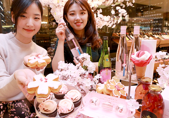 ▲ 4일 오전 현대백화점 식품관에서 직원들이 벚꽃을 테마로한 디저트들을 선보이고 있다. ⓒ현대백화점