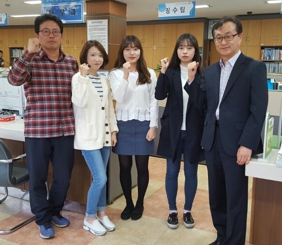 ▲ 단양군 재무과 징수팀.(왼쪽부터 김재식, 정재희, 박선영, 권근혜, 이종하 팀장)ⓒ단양군