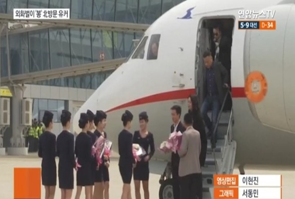 북한 당국의 과다한 체제선전 때문에 북한을 찾은 중국 관광객들의 불만이 고조되고 있는 것으로 알려졌다. 사진은 북한 유일 항공사 '고려항공' 여객기를 이용해 북한을 찾은 관광객들의 모습.ⓒ'연합뉴스 TV' 보도영상 캡쳐