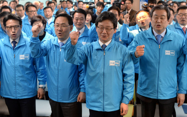 ▲ 바른정당이 5일 서울 여의도 당사에서 중앙선거대책위원회 발대식을 진행했다. 공동선대위원장으로 위촉된 정병국 주호영 김무성 의원이 함께 유승민 후보의 이름을 연호하고 있다. ⓒ뉴시스 사진DB