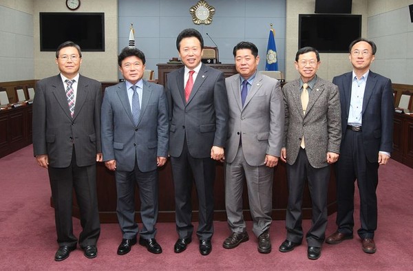 ▲ 충북 청주시의회가 5일 ‘2016회계연도 결산검사’를 수행할 5명의 위원을 위촉했다.ⓒ청주시의회