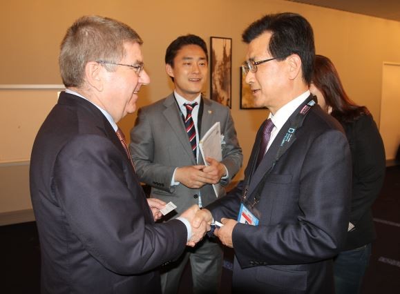 ▲ 이시종 충북도지사가 현지시간 4일 덴마크 스포츠어코드를 방문해 바흐 IOC위원장과 악수를 나누고 있다.ⓒ충북도