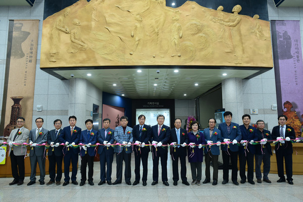 ▲ 고령군(군수 곽용환) 대가야박물관에서 기획한 특별전 ‘지붕 위에 핀 예술, 고령의 기와’ 전시회가 5일 개막했다. 사진은 개막식 테이프커팅 모습.ⓒ고령군