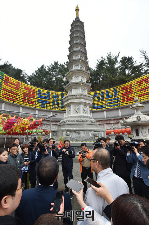 ▲ 자유한국당 홍준표 후보가 부산 삼광사를 찾은 모습. ⓒ뉴데일리 이종현 기자