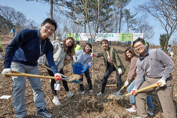 ▲ 금호타이어는 식목일을 맞아 서울시민들과 함께 '탄소 상쇄 숲' 조성 행사를 진행했다고 5일 밝혔다.ⓒ금호타이어