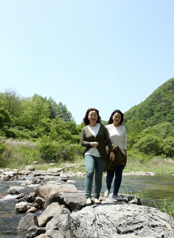 ▲ 단양 선암골생태유람길 ‘물소리길’을 걷고 있는 관광객 모습.ⓒ단양군