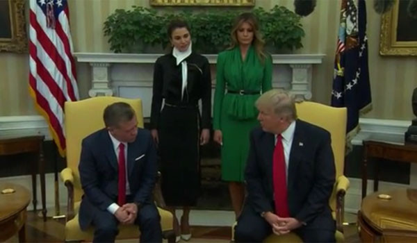 ▲ 美-요르단 정상회담 직후 기자회견에서 압둘라 2세에게 동의를 구하는 도널드 트럼프 美대통령의 모습. 뒤에는 요르단 왕비와 美대통령 영부인이 서 있다. ⓒ英로이터TV 관련보도 화면캡쳐.