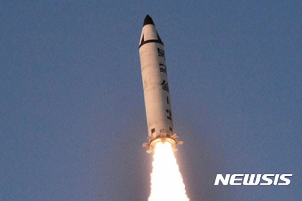 ▲ 북한이 지난 5일 발사한 탄도미사일이 '북극성-2형'이 아니라 '스커드 ER'이라는 주장이 제기됐다 사진은 지난 2월 북한이 쏜 '북극성-2형' 탄도미사일. ⓒ뉴시스. 무단전재 및 재배포 금지.