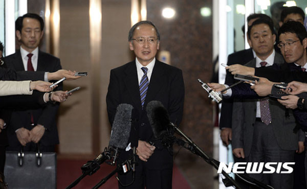 ▲ 지난 4일 귀임을 위해 공항에 도착한 직후 언론들에게 황교안 권한대행, 한민구 국방장관, 홍용표 통일장관에게 면담을 신청할 것이라고 밝히는 나가미네 야스마사 주한 일본대사. ⓒ뉴시스. 무단전재 및 재배포 금지.