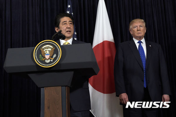 ▲ 지난 2월 12일 북한이 '북극성-2형' 탄도미사일을 발사한 뒤 정상회담을 마친 아베 日총리가 트럼프 美대통령과 함께 기자회견을 가졌다. 이때 아베 日총리는 북한을 규탄했고, 트럼프 美대통령은 "100% 동의한다"고 답했다. ⓒ뉴시스. 무단전재 및 재배포 금지.