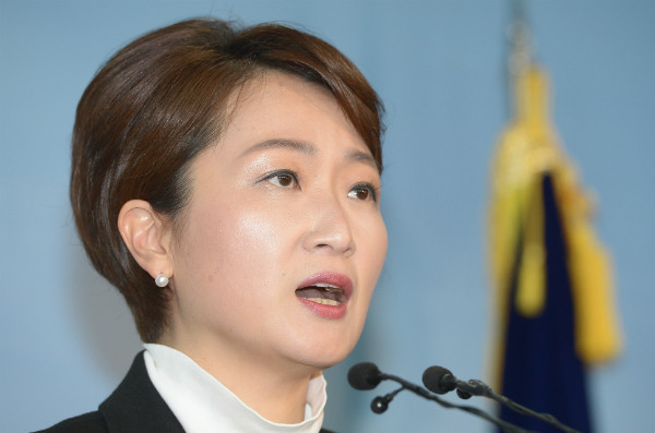 ▲ 이언주 의원이 6일 국회에서 기자회견을 열어 더불어민주당 탈당과 국민의당 입당을 선언하고 있다. ⓒ뉴시스 사진DB