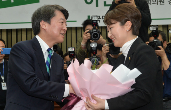 ▲ 이언주 의원이 6일 오후 국회에서 국민의당 안철수 후보로부터 입당을 환영하는 꽃다발을 받고 있다. 과연 이언주 의원은 34일 뒤 이 꽃다발을 반대 방향으로 전달할 수 있을지 그의 역할과 활약이 주목된다. ⓒ뉴시스 사진DB