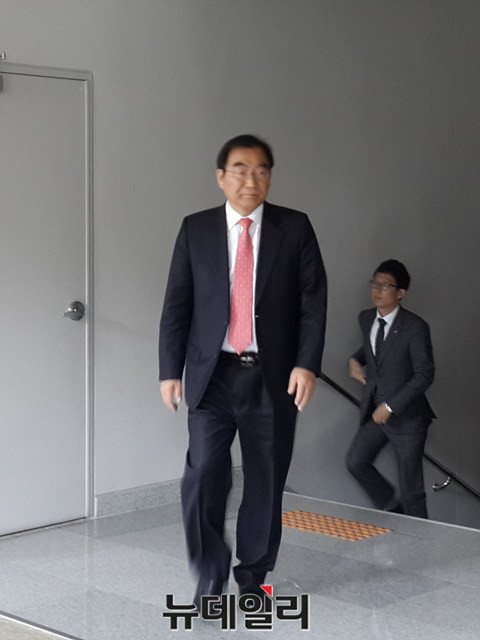 ▲ 이승훈 충북 청주시장이 6일 굳은 표정으로 재판정에 들어서고 있다.ⓒ김종혁 기자