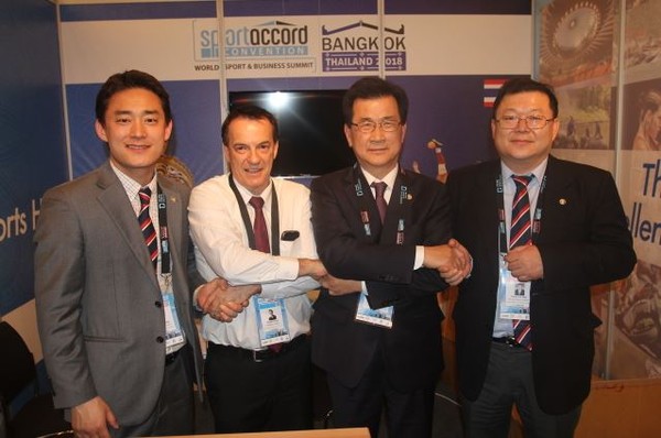 ▲ 이시종 충북도지사가 현지시간 5일 덴마크에서 스포츠어코드 스테판 폭스 부회장(왼쪽 두번째)과 악수를 나누고 있다.ⓒ충북도