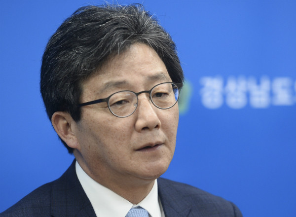 ▲ 바른정당 유승민 후보가 6일 경남도의회를 찾은 자리에서 취재진의 질문에 답하고 있다. ⓒ뉴시스 사진DB