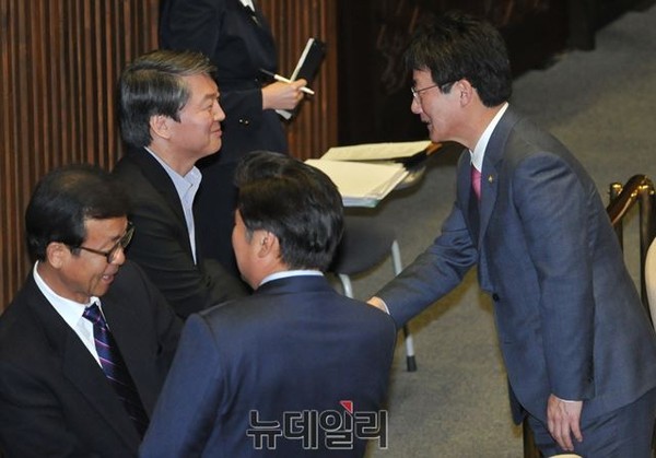 ▲ 국민의당 안철수 후보와 바른정당 유승민 후보가 국회 본회의장에서 환한 얼굴로 악수를 나누고 있다(자료사진). ⓒ뉴데일리 이종현 기자