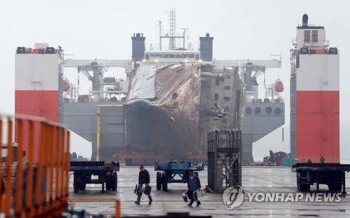 ▲ 육상 거치 준비 중인 세월호.ⓒ연합뉴스