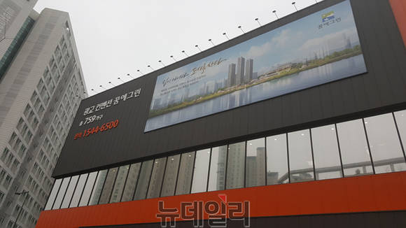 ▲ 경기 수원시 영통구에 마련된 '수원 컨벤션 꿈에그린' 견본주택. ⓒ성재용 기자