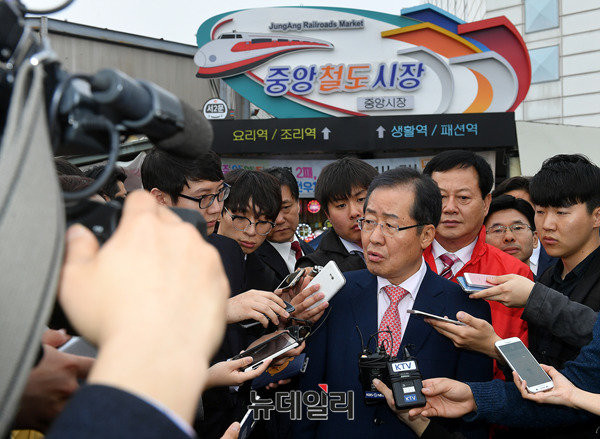 ▲ 자유한국당 홍준표 후보가 6일 대전 중앙시장을 방문한 뒤 취재진을 만나 자신감을 피력했다. ⓒ뉴데일리 정상윤 기자