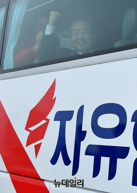 ▲ 홍 후보는 버스에 탑승해서도 주먹을 높이 치켜들고 특유의 자신감을 내비쳤다. 이날 시장 방문은 화기애애한 분위기 속에서 진행됐다. ⓒ뉴데일리 정상윤 기자