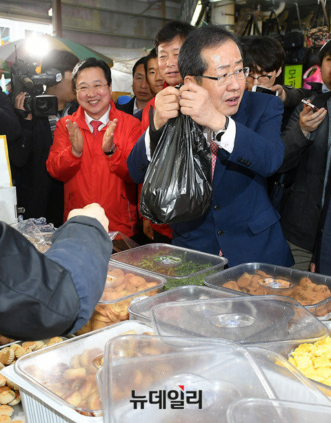 ▲ 홍준표 후보가 6일 대전 중앙시장을 방문해 한 봉지 가득 담긴 옛날과자를 받아들고 있다. ⓒ뉴데일리 정상윤 기자
