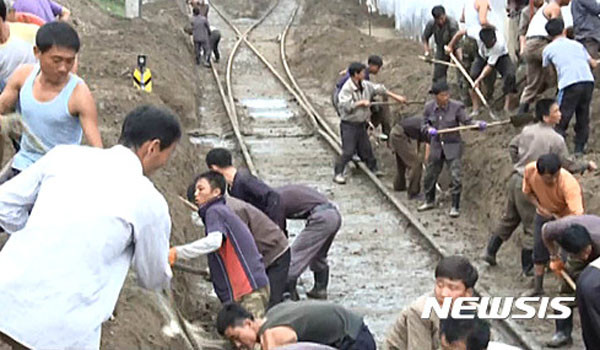 북한 당국이 미사일 발사를 비판했다는 이유로 북한 근로자들을 마구잡이로 체포하고 있다고 한다. 사진은 2016년 9월 수해를 입은 철도복구에 투입된 북한 돌격대원들. ⓒ뉴시스. 무단전재 및 재배포 금지.