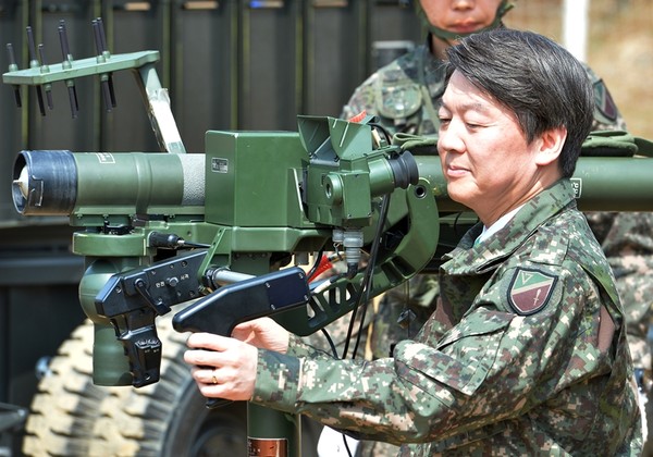 ▲ 국민의당 안철수 대통령 후보가 7일 인천 육군 제17사단 신병교육대대를 방문해 휴대용 대공 미사일 신궁을 체험하고 있다. ⓒ뉴시스 사진DB