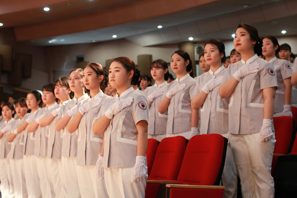 ▲ 한국교통대 간호학과 3학년 학생들이 나이팅게일 선서를 하고 있다.ⓒ한국교통대