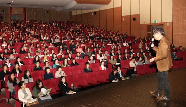 ▲ 한국교원대 임웅 교수가 7일 충북학생교육문화언에서 열린 학부모 진로아카데미에서 강연을 하고 있다.ⓒ충북교육청