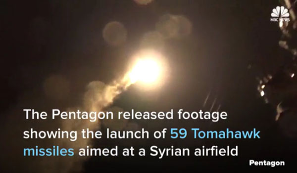 ▲ 美해군 이지스 구축함이 7일(현지시간) 시리아 알 아사드 정권의 공군기지를 향해 59발의 토마호크 순항미사일 공격을 단행했다고 美국방부가 밝혔다. ⓒ美NBC뉴스 관련보도 화면캡쳐-영상 美국방부 공개