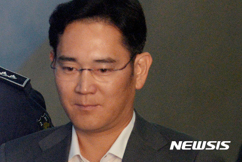 ▲ 뇌물공여 등 혐의로 구속된 이재용 삼성전자 부회장이 7일 오전 서울 서초구 서울중앙지방법원에서 열린 첫 공판에 출석하기 위해 호송차에 내려 법정으로 이동하고 있다. ⓒ 사진 뉴시스