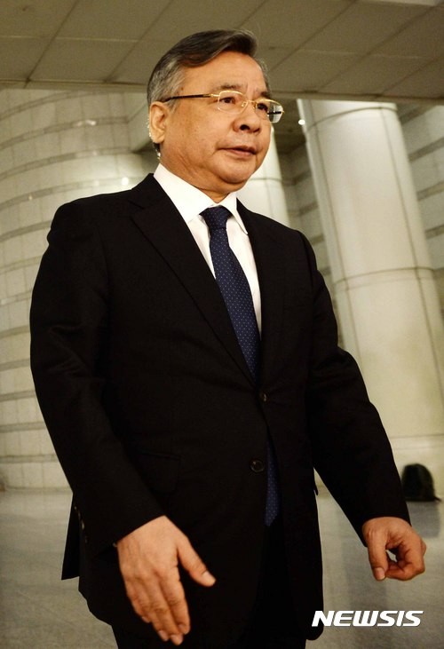 ▲ 박영수 특별검사가 7일 서울 서초구 서울중앙지법에서 열린 이재용 삼성전자 부회장의 첫 공판 참석을 마치고 법정을 나서고 있다. ⓒ 사진 뉴시스