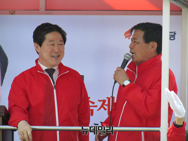 ▲ 자유한국당 유기준 의원이 7일 경북 상주풍물시장에서 열린 김재원 후보 지원유세에서 연설을 마친 뒤, 사회자와 대담하며 밝게 웃고 있다. ⓒ상주(경북)=뉴데일리 정도원 기자