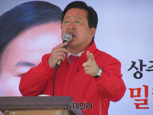 ▲ 자유한국당 이장우 전 최고위원이 7일 경북 상주풍물시장에서 열린 김재원 후보 지원유세에서 연설을 하고 있다. ⓒ상주(경북)=뉴데일리 정도원 기자