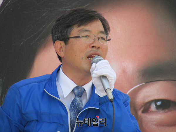 ▲ 더불어민주당 김영태 후보가 7일 상주 풍물시장에서 열린 집중유세에서 지지를 호소하고 있다. ⓒ상주(경북)=뉴데일리 정도원 기자