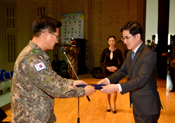 ▲ 김장주 경북도 행정부지사(오른쪽)가 예비군으로 부터 결의문을 전달받고 있다.ⓒ경북도