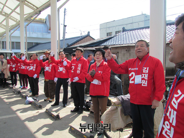 ▲ 경북 상주·군위·의성·청송 국회의원 재선거에 출마한 자유한국당 김재원 후보의 선거운동원들이 후보의 이름을 연호하고 있다. ⓒ의성(경북)=뉴데일리 정도원 기자