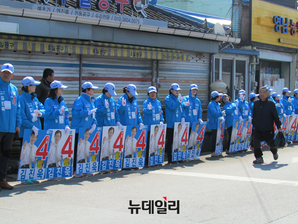 ▲ 경북 상주·군위·의성·청송 국회의원 재선거에 출마한 바른정당 김진욱 후보의 선거운동원들이 지지를 호소하고 있다. ⓒ의성(경북)=뉴데일리 정도원 기자